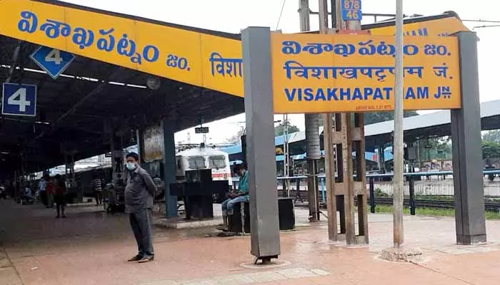 Vishakha Railway Station: విశాఖ రైల్వే స్టేషన్‌లో తప్పిన పెను ప్రమాదం.. తెగిపడిన హైటెన్షన్ వైర్లు