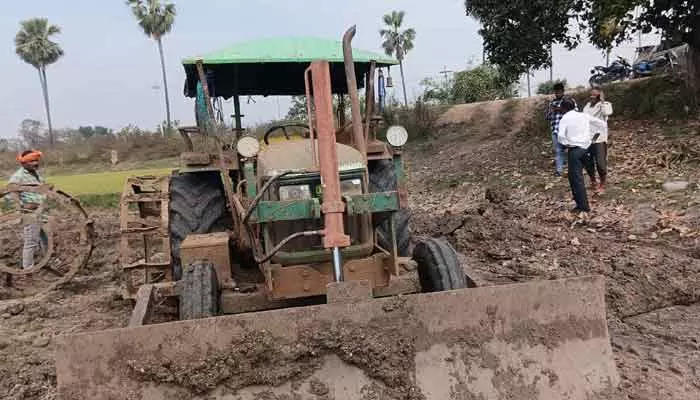 గాలం చెరువుకు గాలం.. యథేచ్చగా కబ్జాకు యత్నం..