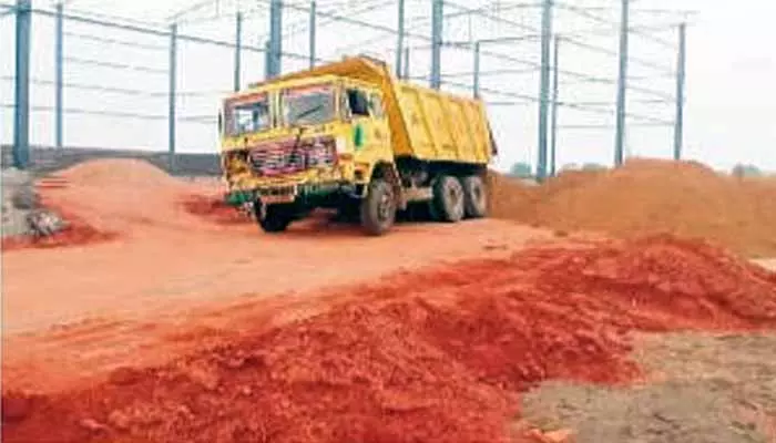 అడ్డగోలుగా మట్టిదందా.. చోద్యం చూస్తున్న అధికారులు