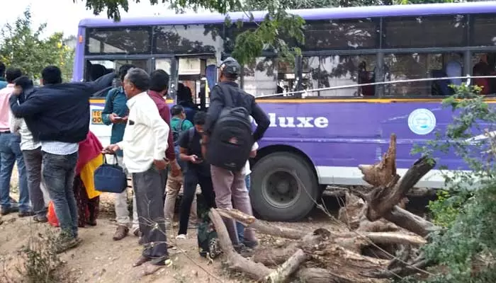 ఎదురెదురుగా రెండు ఆర్టీసీ బస్సులు ఢీ