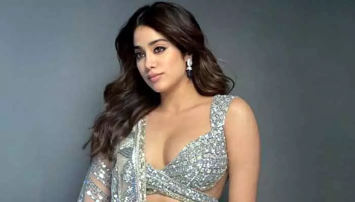 Janhvi Kapoor: కొత్త సినిమా నుంచి జాన్వీ కపూర్ లుక్ రిలీజ్.. కూల్ అండ్ లవ్లీ లుక్‌లో ఆకట్టుకుంటున్న బ్యూటీ