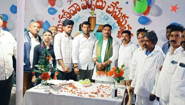 క్రిస్మస్ వేడుకల్లో ప్రభుత్వ విప్ బీర్ల ఐలయ్య