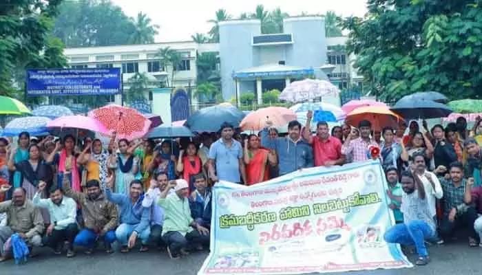 వానలో సమగ్ర శిక్ష ఉద్యోగుల సమ్మె