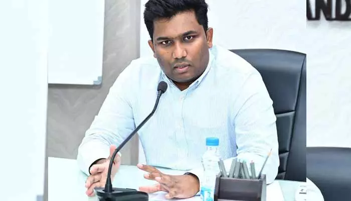 District Collector:సముద్రంలో చిక్కుకున్న నలుగురు మత్స్యకారులు సేఫ్!