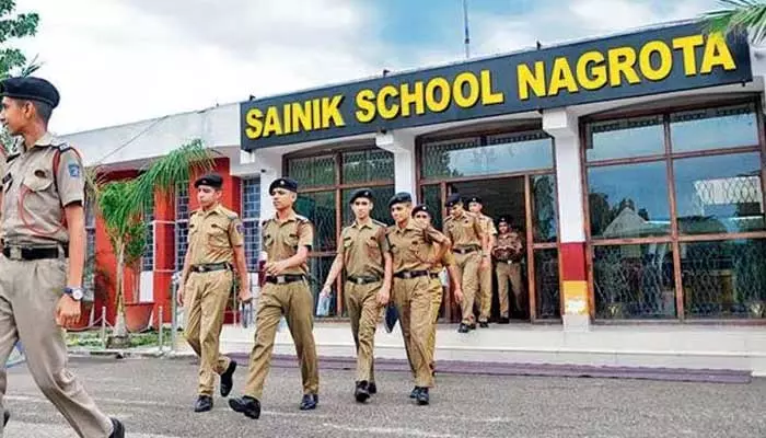 Sainik Schools: సైనిక్ స్కూళ్లలో ప్రవేశాలకు నోటిఫికేషన్ విడుదల.. దరఖాస్తు చివరి తేదీదే..!