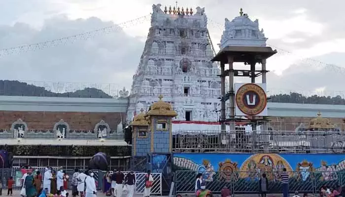 Tirumala Samacharam: తిరుమలలో పెరిగిన భక్తుల రద్దీ.. శ్రీవారి దర్శనానికి 20 గంటల సమయం