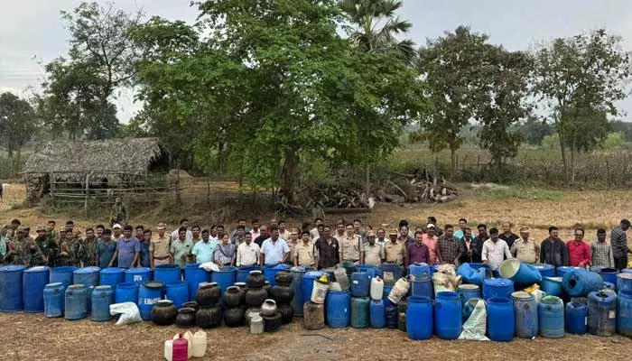 మత్తు వదిలించారు.. రికార్డ్ స్థాయిలో గంజాయి, నాటుసారా పట్టివేత..