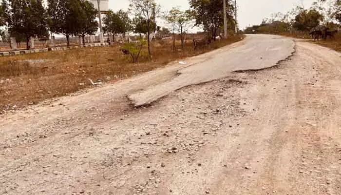 రోడ్డంతా గుంతలు.. ప్రయాణికుల చింతలు..