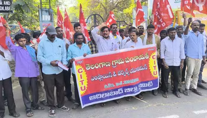 పెండింగ్ వేతనాల కోసం పంచాయతీ కార్మికుల ధర్నా