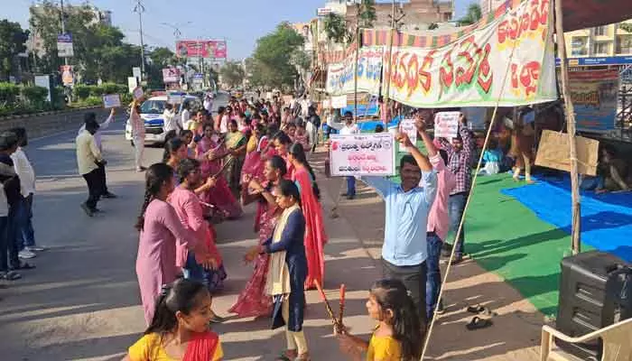 సమగ్ర శిక్ష ఉద్యోగుల డిమాండ్లను పరిష్కరించాలి