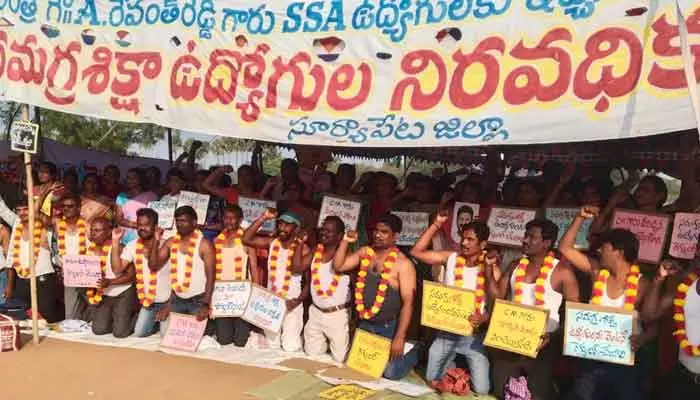 మోకాళ్లపై నిలబడి అర్ధనగ్నంగా నిరసన