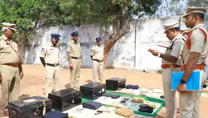 పోలీస్ స్టేషన్ ను తనిఖీ చేసిన డీఎస్పీ