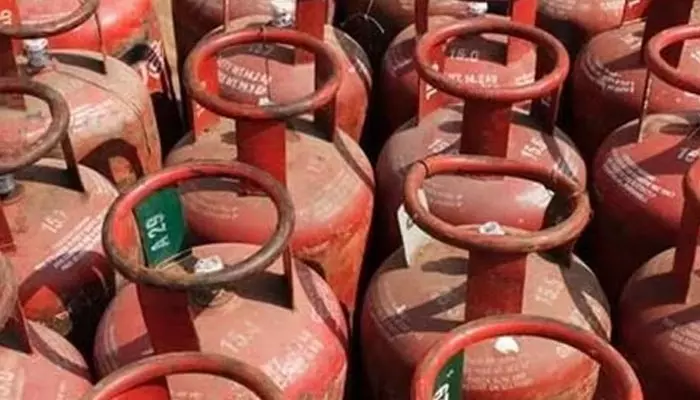 LPG prices : ఢిల్లీలో కమర్షియల్ గ్యాస్ ధర తగ్గింపు.. రూ.1804కి చేరిన ప్రైస్