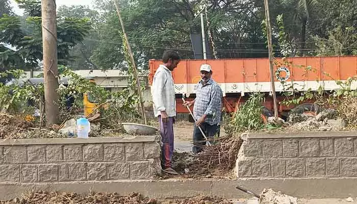 దారి కోసం నేషనల్ హైవే పై డివైడర్ తొలగింపు..