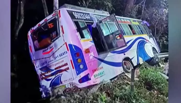 Road Accident: అయ్యప్ప స్వాముల బస్సు బోల్తా.. ఒకరు మృతి, 30 మందికి గాయాలు