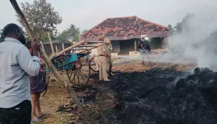 రైతు గడ్డివాము దగ్ధం.. తప్పిన పెను ప్రమాదం..