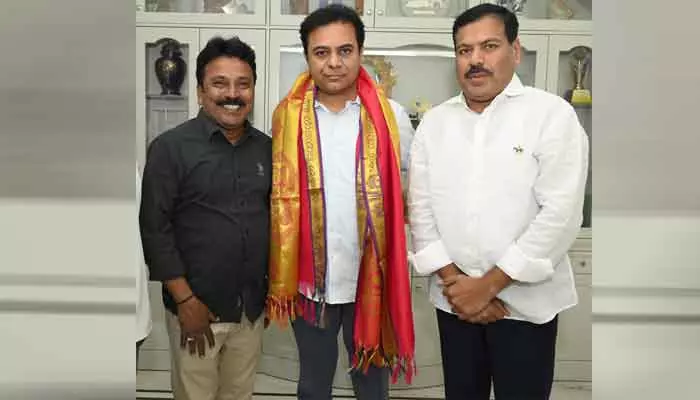 బీఆర్ఎస్ రాష్ట్ర  వర్కింగ్ ప్రెసిడెంట్ కేటీఆర్ ను కలిసిన మాజీ ఎమ్మెల్యే