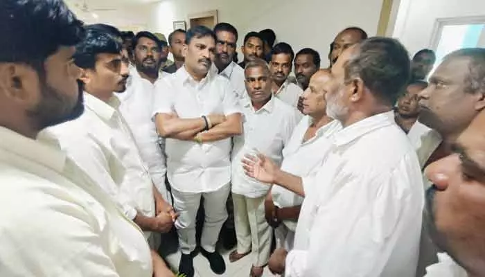 జిల్లా ఆస్పత్రిలో మృతుని కుటుంబాన్ని పరామర్శించిన విప్ ఐలయ్య..