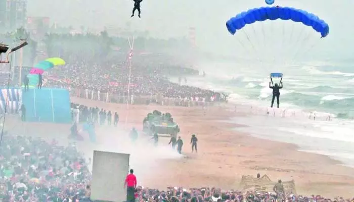 Navy Day : విశాఖలో నేవీ డే విన్యాసాలు