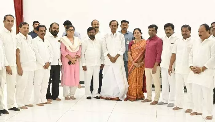 KCR: తొందరేం లేదు.. వేచి చూద్దాం.. నల్గొండ జిల్లా నేతలతో కేసీఆర్​