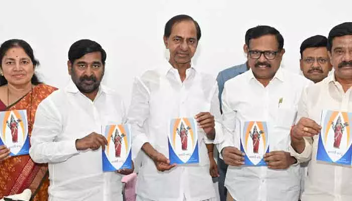 అందరికీ అమ్మ పుస్తకాన్ని ఆవిష్కరించిన మాజీ సీఎం కేసీఆర్