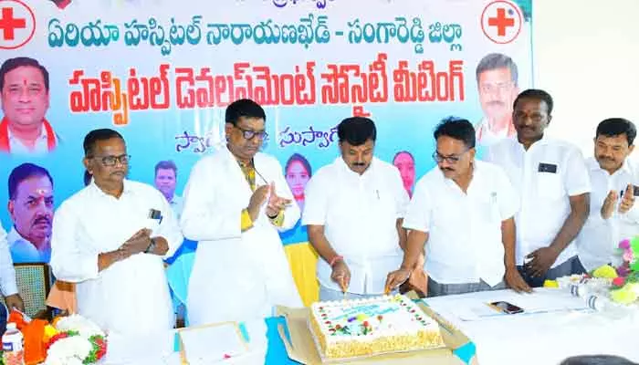 రోగికి వైద్యులు మెరుగైన సేవలు అందించాలి..: ఎమ్మెల్యే సంజీవరెడ్డి