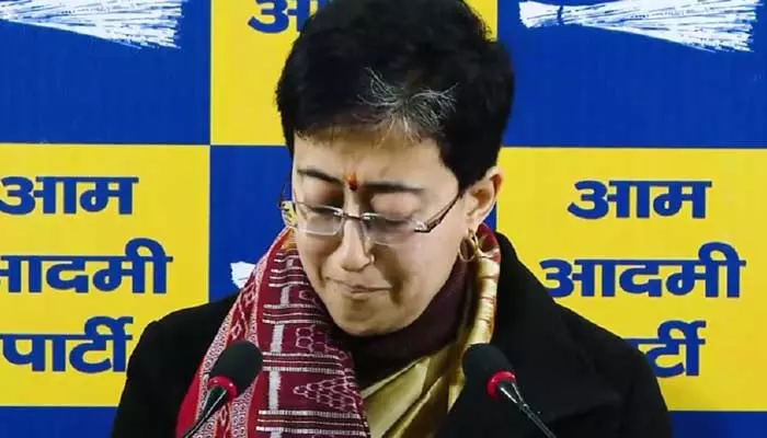 Atishi : తండ్రిని మార్చిందంటూ బీజేపీ నేత వ్యాఖ్యలు.. ఢిల్లీ సీఎం అతిషి కంటతడి