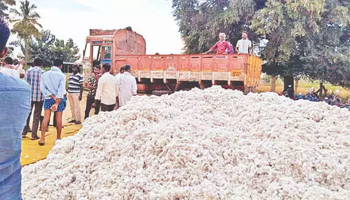 రైతులను నిండా ముంచుతున్న బ్రోకర్లు, దళారులు..