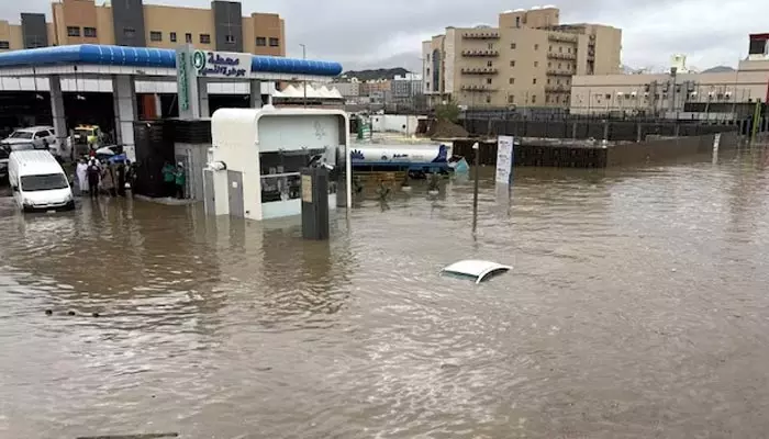 Mecca: నీట మునిగిన మక్కా.. భారీ వర్షాలతో స్తంభించిన జనజీవనం