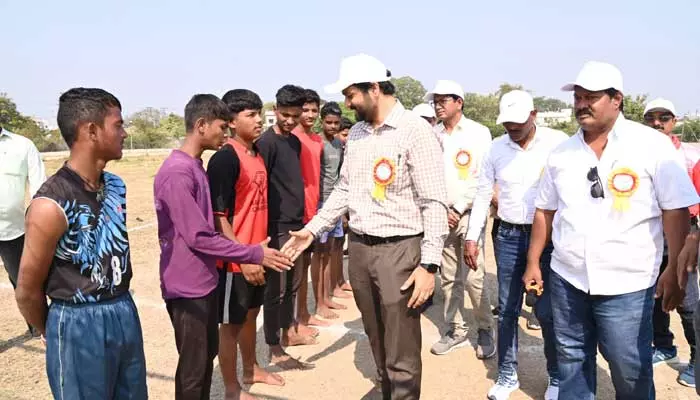 విద్యార్థులు చదువుతో పాటు క్రీడల్లో రాణించాలి : ఆసిఫాబాద్ కలెక్టర్