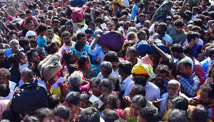 తిరుపతిలో తీవ్ర విషాదం.. తొక్కిసలాటలో ముగ్గురు భక్తులు మృతి