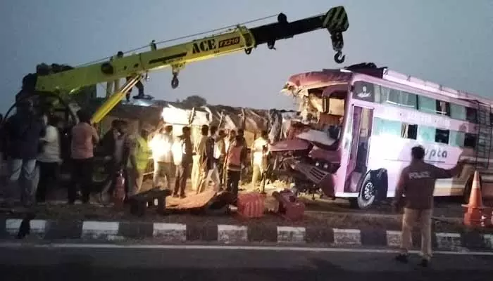 Road Accident: రాష్ట్రంలో ఘోర రోడ్డు ప్రమాదం.. నలుగురు దుర్మరణం, 8 మందికి గాయాలు