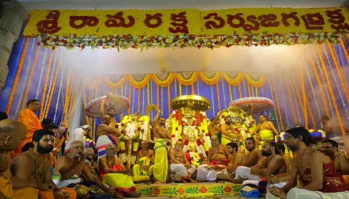 Bhadradri: ఉత్తర ద్వారంలో రామయ్య.. శ్రీరామ నామస్మరణతో మారుమ్రోగిన భద్రాద్రి