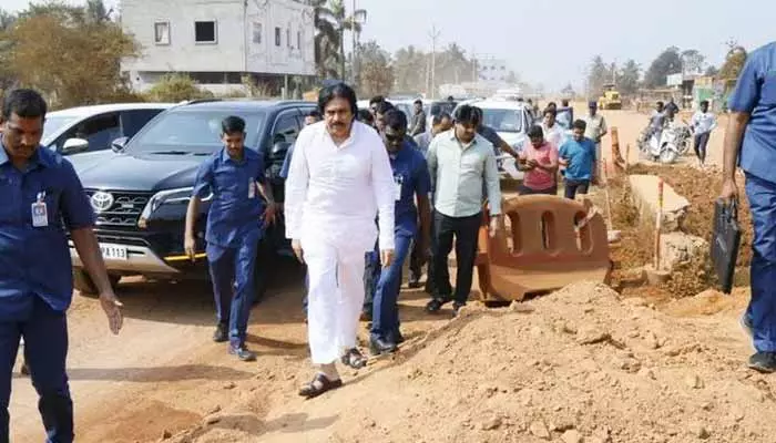 రోడ్డు ప్రమాదంలో అభిమానుల మృతి.. ఘటనా స్థలాన్ని పరిశీలించిన పవన్ కళ్యాణ్