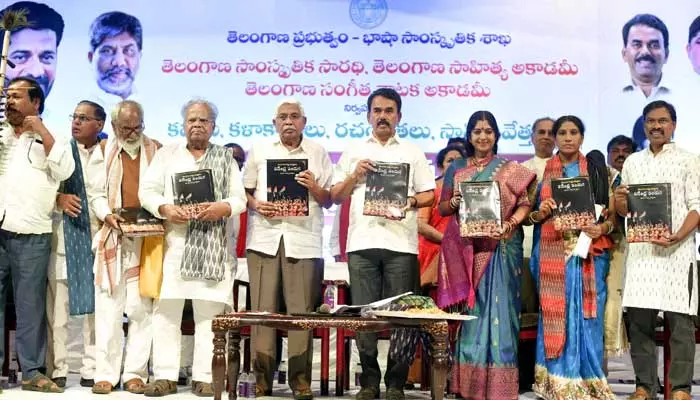 కవులు, కళాకారులు తమ కలాలకు పదును పెట్టాలి : మంత్రి జూప‌ల్లి